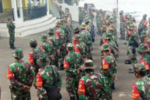 Personil Kodim 0615 Kuningan saat persiapan karya bakti pembersihan lingkungan desa Jagara, Darma.